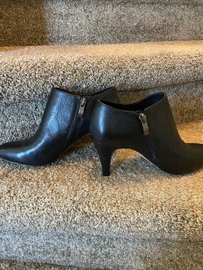 Vince Camuto Black Napa Leather Ankle Booties size 7M, side zipper